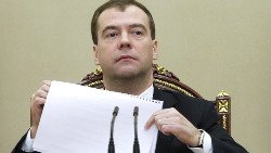 Медведев требует мониторинга госзакупок