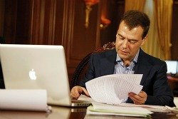Медведев будет отслеживать выполнение поручений в реальном времени