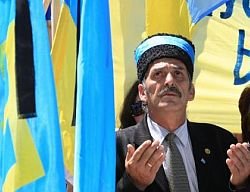 Янукович обещает защищать интересы крымских татар