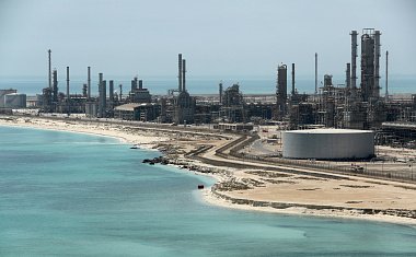Саудиты ведут двойную игру и увеличивают добычу нефти