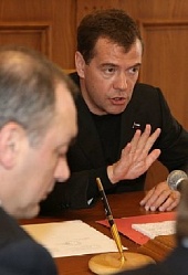 Почему Медведев получает меньше министров
