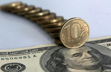 Высокая неопределенность: каким будет курс доллара летом