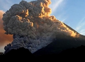 На Яве извергается вулкан; есть жертвы