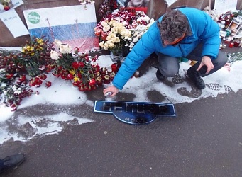 Яшин: вандалы осквернили место гибели Немцова, он и сейчас им поперек горла