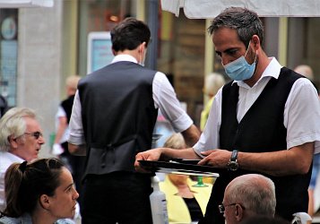 Ужесточать меры или нет: как Европа борется со второй волной коронавируса