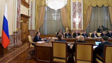 Медведев: кабмин не решил, какие статьи бюджета нужно сократить