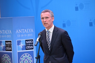 Генсек НАТО: альянс оставляет открытым окно для диалога с Россией