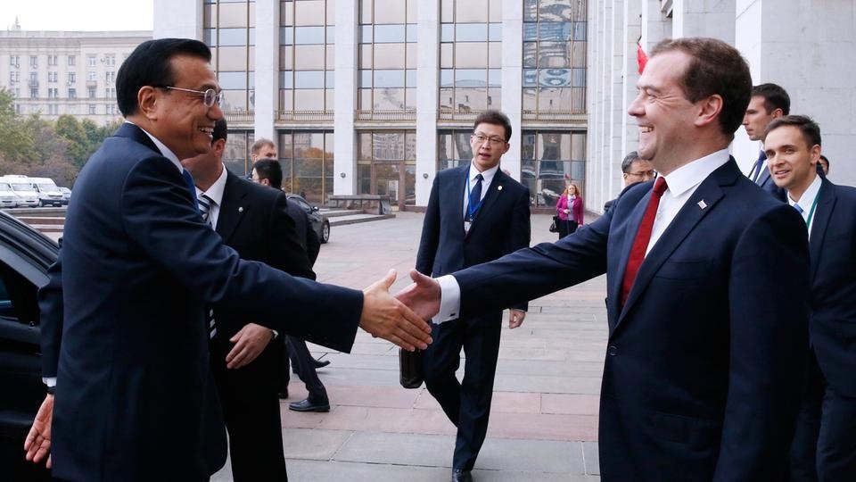 Визит премьер министра. Медведев визит в Китай. Ли Кэцян Медведев.