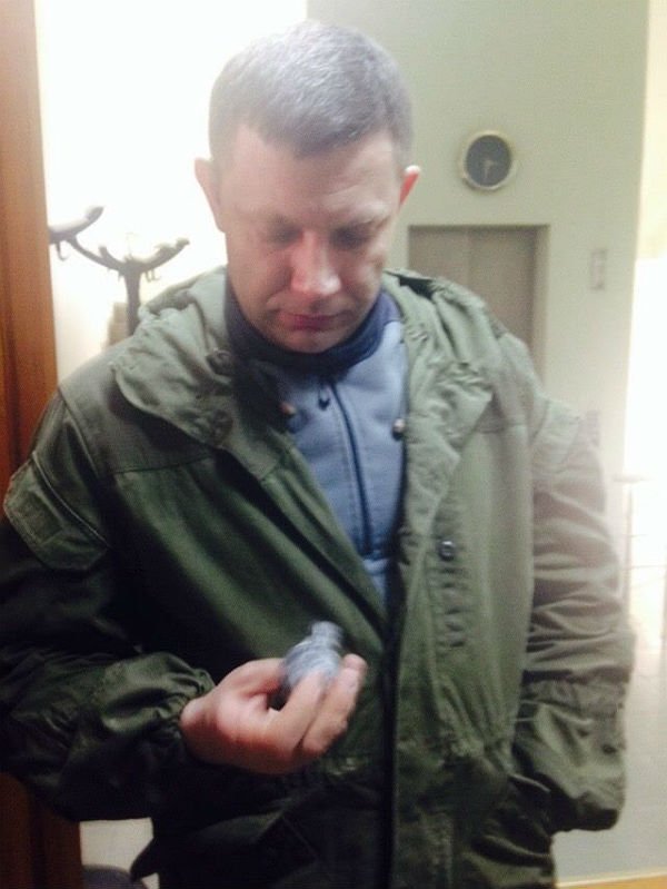 На фото: Александр Захарченко с осколком снаряда в руке