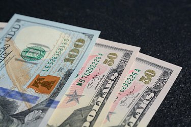 Отсутствие альтернатив: почему россияне скупают валюту