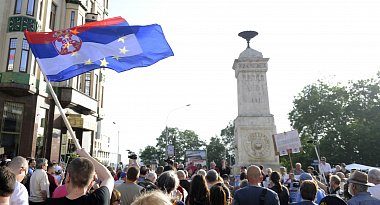 Антиковидный бунт: сербские СМИ о многотысячных акциях протеста